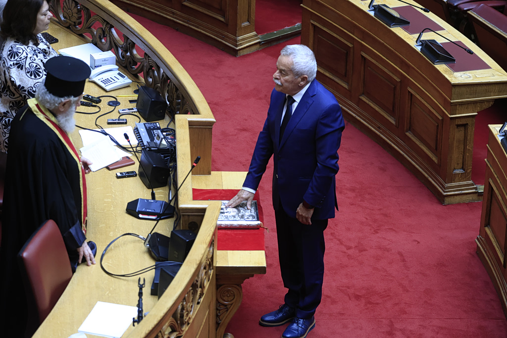 Ορκίστηκε βουλευτής ο Κωνσταντίνος Κόλλιας, στη θέση του εκλιπόντος Νίκου Ταγαρά
