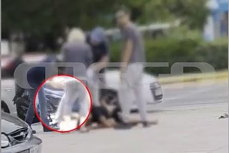Βίντεο ντοκουμέντο: Ανατροπή με τον ξυλοδαρμό δύο νεαρών από 55χρονο γιατρό στην Καλλιθέα