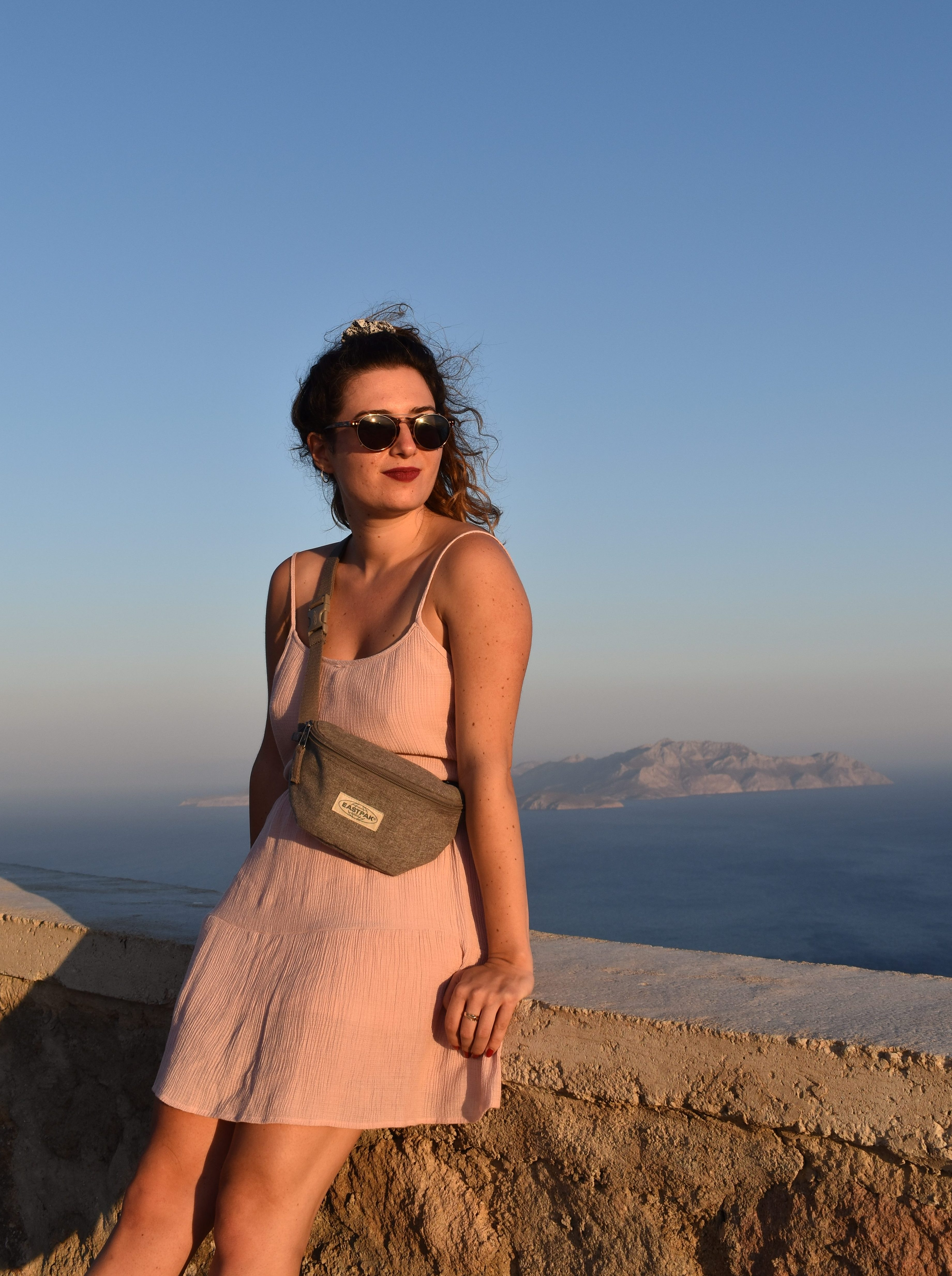 Από τη ρεσεψιόν στη «Σεζόν»: Η Κωνσταντίνα Τσουκαλά-Σταθάκη φωτίζει την αθέατη ζωή των εποχικών εργαζομένων