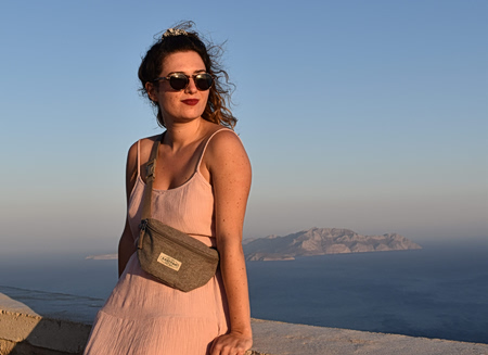 Από τη ρεσεψιόν στη «Σεζόν»: Η Κωνσταντίνα Τσουκαλά-Σταθάκη φωτίζει την αθέατη ζωή των εποχικών εργαζομένων