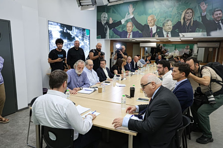 ΠαΣοΚ: Το κλίμα, το παρασκήνιο και όσα έγιναν στη συνεδρίαση του Πολιτικού Συμβουλίου