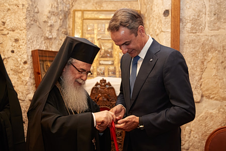 Πατριάρχης Ιεροσολύμων Θεόφιλος βλέπει Τασούλα, Μητσοτάκη, Γεραπετρίτη – Τι επιδιώκει