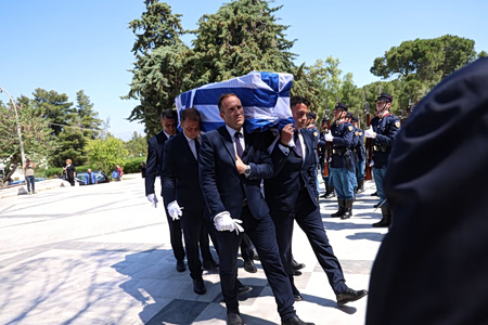 Πλήθος κόσμου στην κηδεία του Γιώργου Σουφλιά