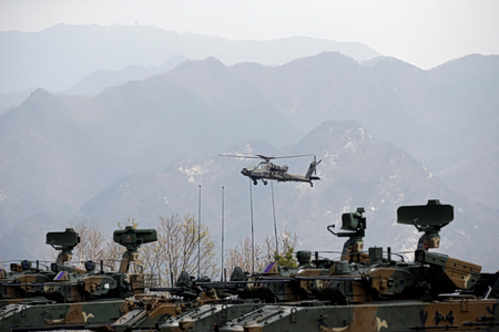 ΗΠΑ-Ιράν: Πώς η κατάρριψη του αμερικανικού Apache ναρκοθετεί εκ νέου την εκεχειρία