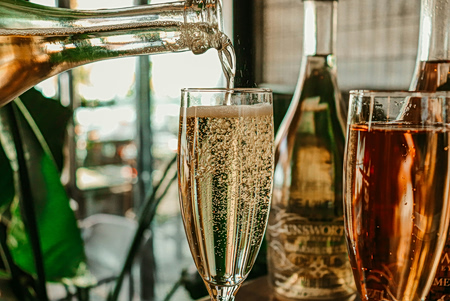 Punk Champagne – Ας βγάλουμε τη σαμπάνια στους δρόμους