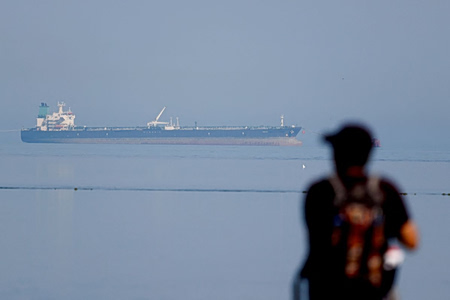 Συναγερμός στον Κόλπο του Ομάν: Φωτιά σε τάνκερ, πιθανόν με νεκρό – Φόβοι για κλιμάκωση