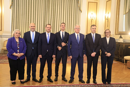 Ορκίστηκαν τα νέα μέλη της κυβέρνησης – Το χειροφίλημα στην Αλεξάνδρα Παπαδοπούλου