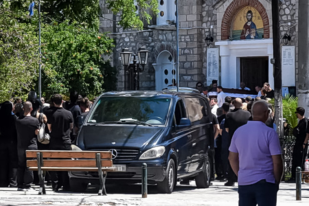 Αίγιο: Βουβός θρήνος στην κηδεία μητέρας, γιου – «Τα μυστικά τα πήραν μαζί τους»