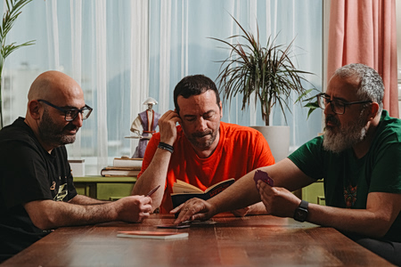 Vassilikos: «Δεν αντιμετωπίσαμε ποτέ το «Reflections» ως κάτι ιερό. Το είδαμε απλώς ως μουσική»