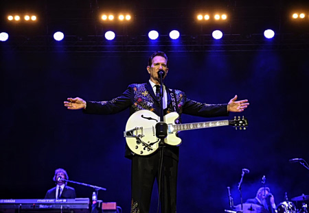 Chris Isaak review: Ένας παλιός σταρ που ξέρει ακόμη πώς να κερδίζει το κοινό