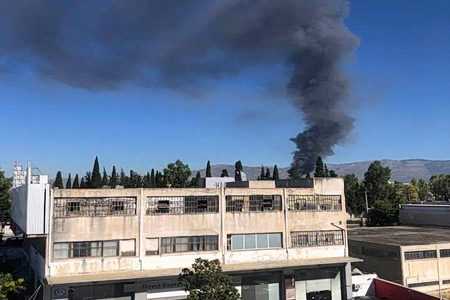 Μενίδι: Καίγεται κατάστημα με ανταλλακτικά – Ποιοι δρόμοι έκλεισαν
