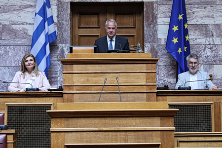 Συνταγματική Αναθεώρηση: Σύννεφα στην Επιτροπή – Οι διαφωνίες, η ευχή Δουδωνή στον Βορίδη