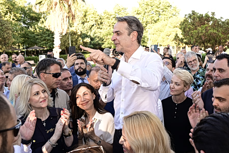 Μητσοτάκης από τη Βούλα: Όποιος σας υπόσχεται τζάμπα παροχές να ξέρετε ότι θα σας τα πάρει