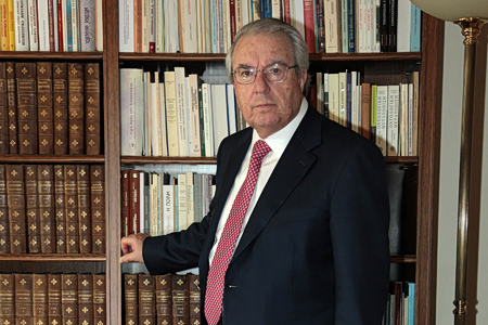 «Κώδικας» Μπαμπινιώτη: Πώς αποκωδικοποιεί τη γλώσσα μέσα από τον Αριστοτέλη