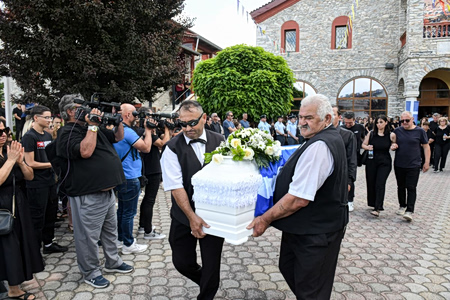 Δράμα: Καλυμμένο με την ελληνική σημαία το φέρετρο της 45χρονης