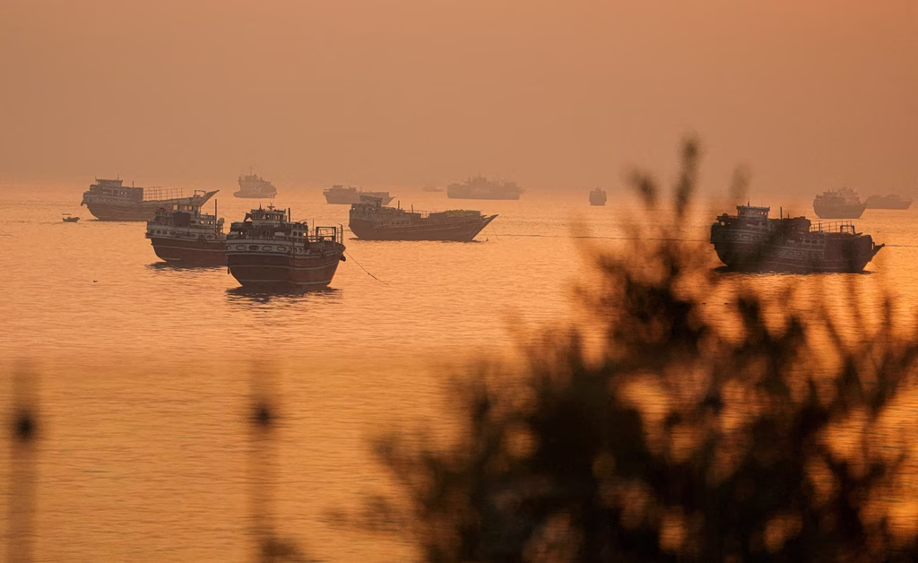 Πετρέλαιο: Γιατί τα Στενά του Ορμούζ απειλούν να εκτοξεύσουν το Brent στα 120-140 δολάρια | Επικαιρότητα στο PlusTV.gr