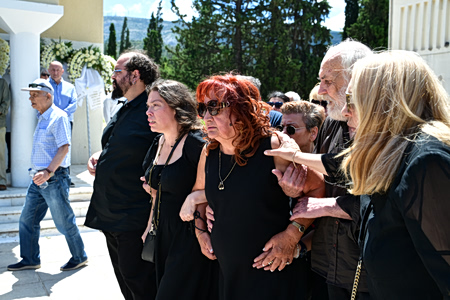 Συγκίνηση στο τελευταίο αντίο του Σωτήρη Τσόγκα – Συντετριμμένη η σύζυγός του, Μαίρη Ραζή