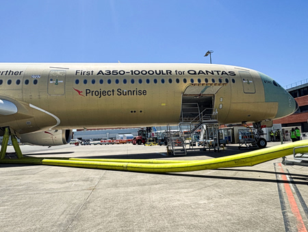 Qantas: Πώς επιστρατεύει την επιστήμη για να «νικήσει» το jet lag στην 20ωρη πτήση Σίδνεϊ – Λονδίνο
