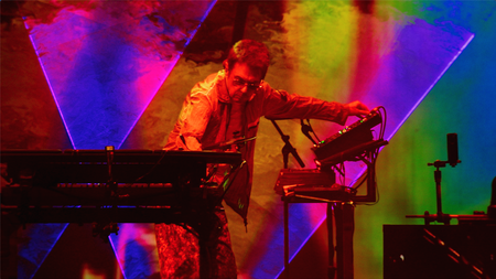 Jean-Michel Jarre: «Για ένα ανήσυχο μυαλό, το να “παίζει” με την τεχνολογία είναι πραγματική απόλαυση»