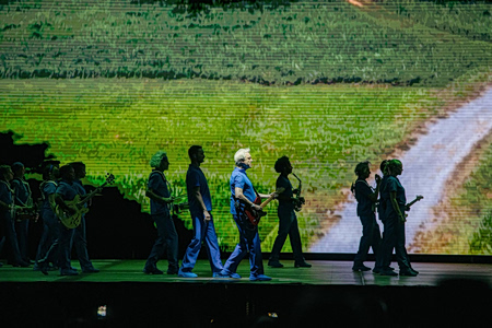 Συναυλία David Byrne: Η καλοσύνη ως η πιο πανκ πράξη της εποχής μας