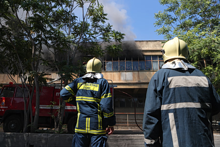 Φωτιά τώρα σε εργοστάσιο στο Αιγάλεω – Διακοπή κυκλοφορίας στην Ορφέως
