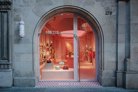 Fashion travel στη Βαρκελώνη: Τα cult labels που κατακτούν το παγκόσμιο street style