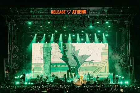 Το αιωρούμενο νησί των Gorillaz πέρασε πάνω από την Πλατεία Νερού