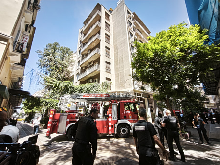 Κέντρο Αθήνας: Υπό έλεγχο Φωτιά σε ξενοδοχείο – Ενας τραυματίας