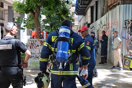 Φωτιά στην Ομόνοια: Διασωληνώθηκε ο εγκαυματίες – Ακόμη 2 στο νοσοκομείο