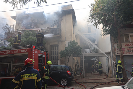 Φωτιά τώρα στην Καλλιθέα: Συναγερμός για εγκλωβισμένους σε διώροφο κτίριο [Βίντεο]