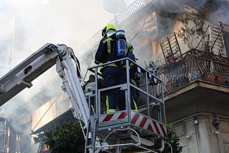 Φωτιά στην Καλλιθέα: 75χρονη πήδηξε από μπαλκόνι για να σωθεί – Συγκλονιστικές μαρτυρίες [Βίντεο]