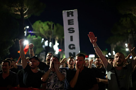 Αλβανία: Διαδηλωτές πέταξαν αυγά σε βουλευτές – Βίαιες συλλήψεις και αντιδράσεις
