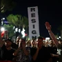Αλβανία: Διαδηλωτές πέταξαν αυγά σε βουλευτές – Βίαιες συλλήψεις και αντιδράσεις