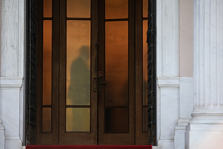 ΝΔ: Το παρασκήνιο της επιστολής Φεύγα – Αναταραχή και εκνευρισμός στο Μαξίμου