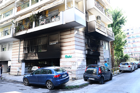 Θεσσαλονίκη: Τα βίντεο έδειξαν τους τρεις δράστες της εμπρηστικής επίθεσης – Πού στρέφονται οι έρευνες