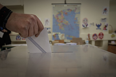 Δημοσκόπηση Metron Analysis: Σταθερή πρωτιά της ΝΔ μακριά από την αυτοδυναμία, αναδιάταξη της αντιπολίτευσης και επτακομματική Βουλή