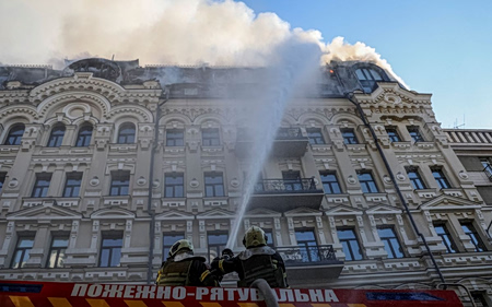 Στους 17 οι νεκροί από το ρωσικό μπαράζ στο Κίεβο – Απειλεί η Μόσχα, κυρώσεις θέλει η ΕΕ