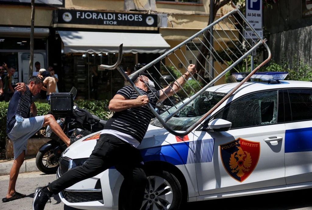 Αλβανία: Αυγά, αύρες και σπρέι πιπεριού