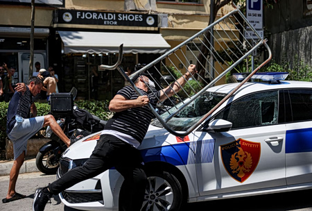 Αλβανία: Αυγά, Αύρες και σπρέι πιπεριού