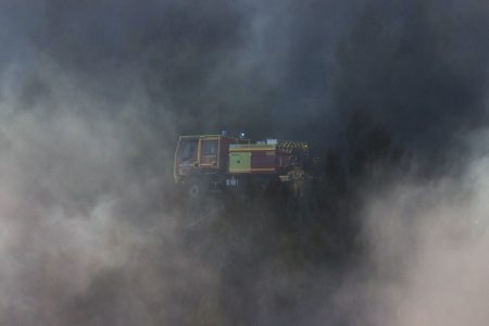 Πύρινος εφιάλτης στη Γαλλία: Εκκενώθηκαν κάμπινγκ, έρχεται νέος καύσωνας