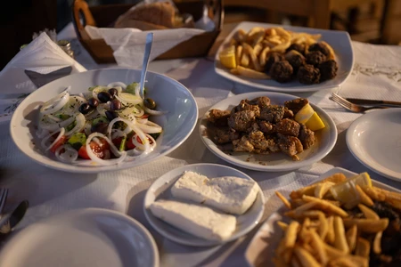Στην Καρίτσα των Αγράφων, η ταβέρνα Δόλοπες μαγειρεύει μόνο ό,τι παράγει