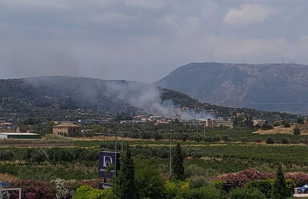 Φωτιά κοντά σε σπίτια στην Παλλήνη: Ήχησε 112