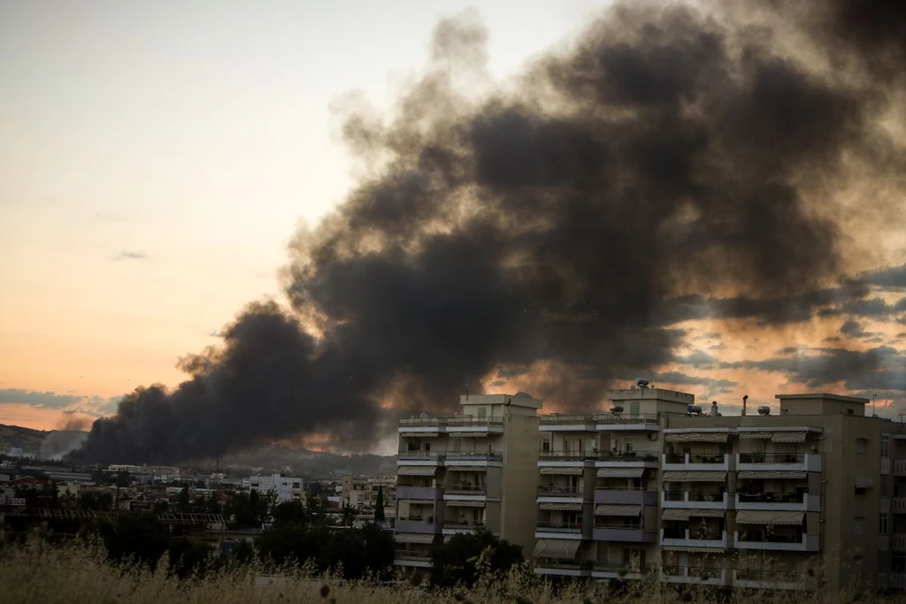 Φωτιά Ωραιόκαστρο: Τοξικό νέφος 20 χλμ στη Θεσσαλονίκη – Φόβοι για διοξίνες και έκκληση για μάσκες