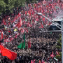 Ιράν: Το φέρετρο του Χαμενεΐ στους δρόμους της Τεχεράνης