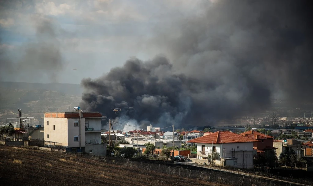 Ωραιόκαστρο: «Θάβουν» τη φωτιά κάτω από το χώμα για να σταματήσουν τις αναζωπυρώσεις