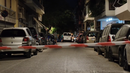 Παγκράτι: Τι εξετάζουν οι Αρχές για τη σορό που βρέθηκε τυλιγμένη σε σεντόνια