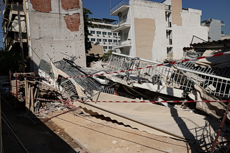 Πετράλωνα: Εισαγγελική παρέμβαση για την κατάρρευση πολυκατοικίας – Μπλόκο στις έρευνες, λόγω γραφειοκρατίας για τα μπάζα