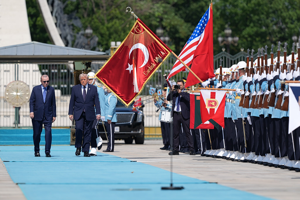 Σύνοδος ΝΑΤΟ: Πώς η Αθήνα «διαβάζει» τη διπλή γλώσσα Τραμπ
