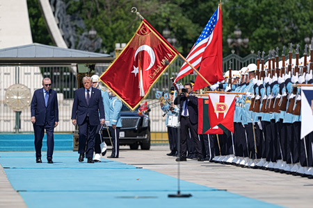 Σύνοδος ΝΑΤΟ: Πώς η Αθήνα «διαβάζει» τη διπλή γλώσσα Τραμπ