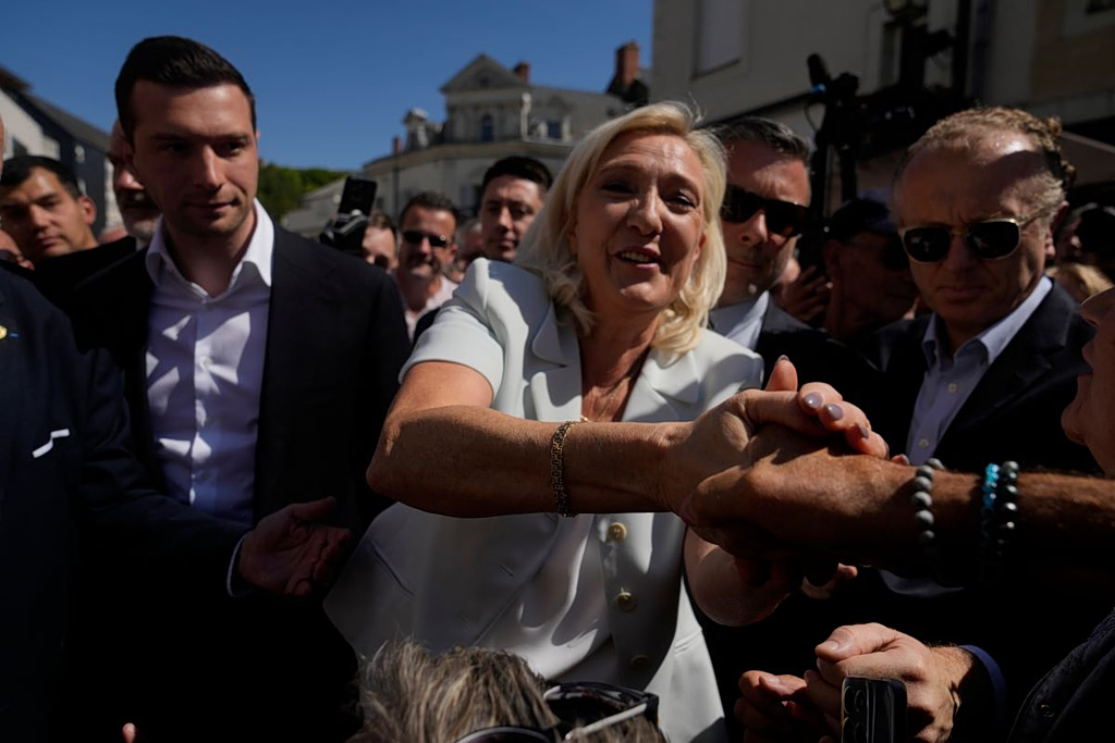 Η Λεπέν ξεκινά προεκλογική εκστρατεία μετά την καταδίκη – «Παίζει τα ρέστα της» για το 2027